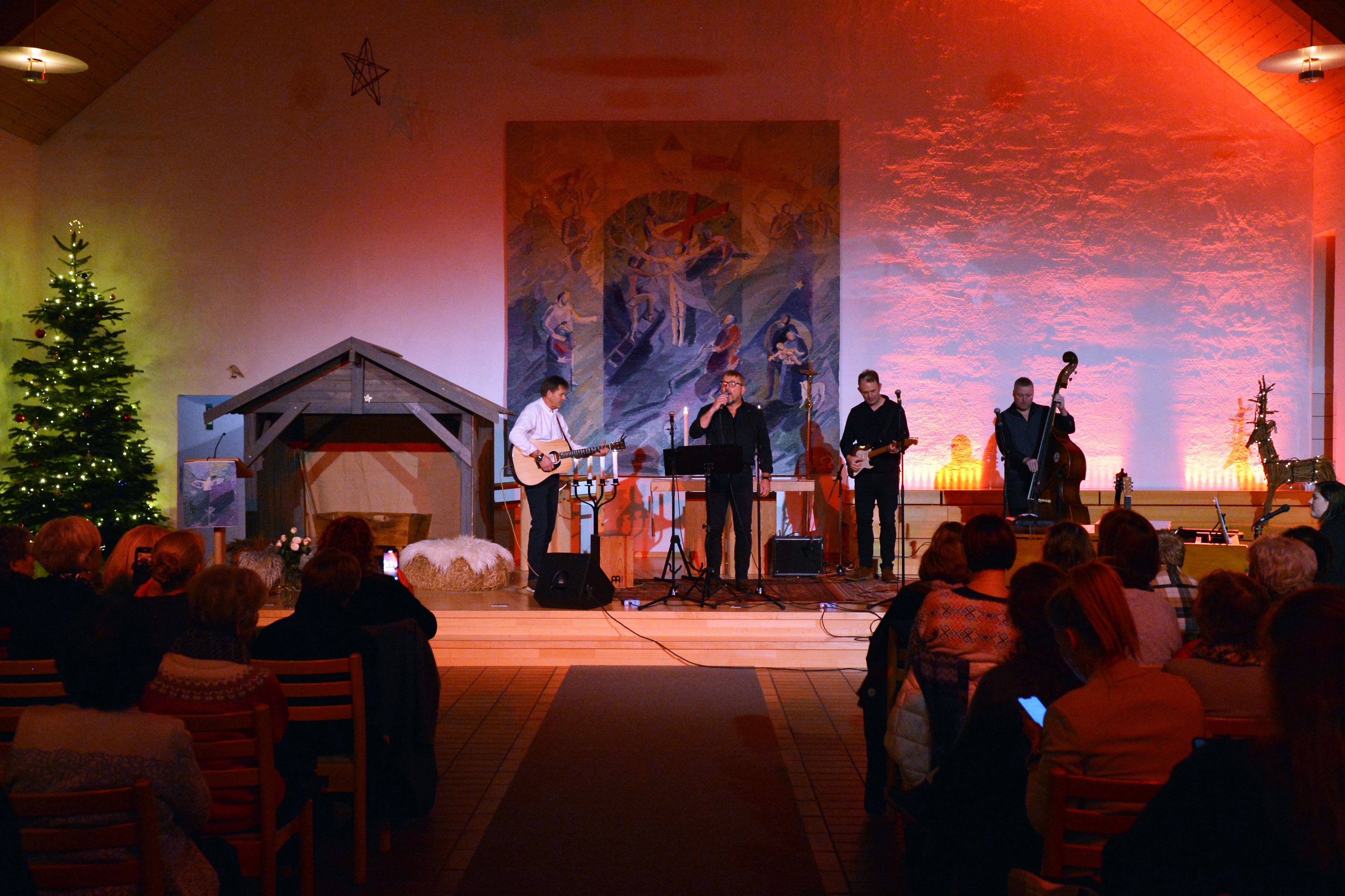 SOMMERHAGENS VENNER SYNGER JULA INN