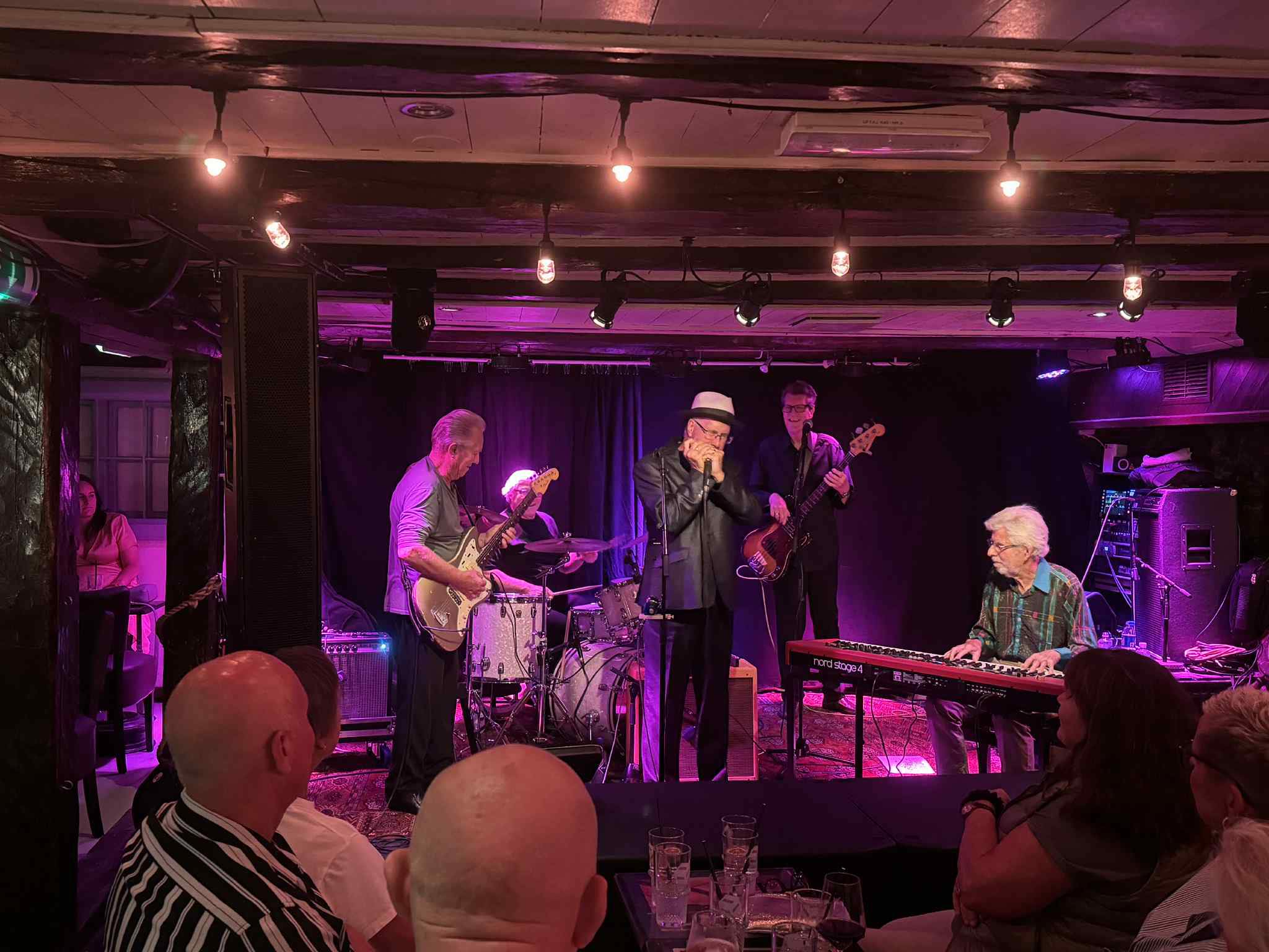 Klype seg i armen konsert i kjelleren på Wrightegaarden